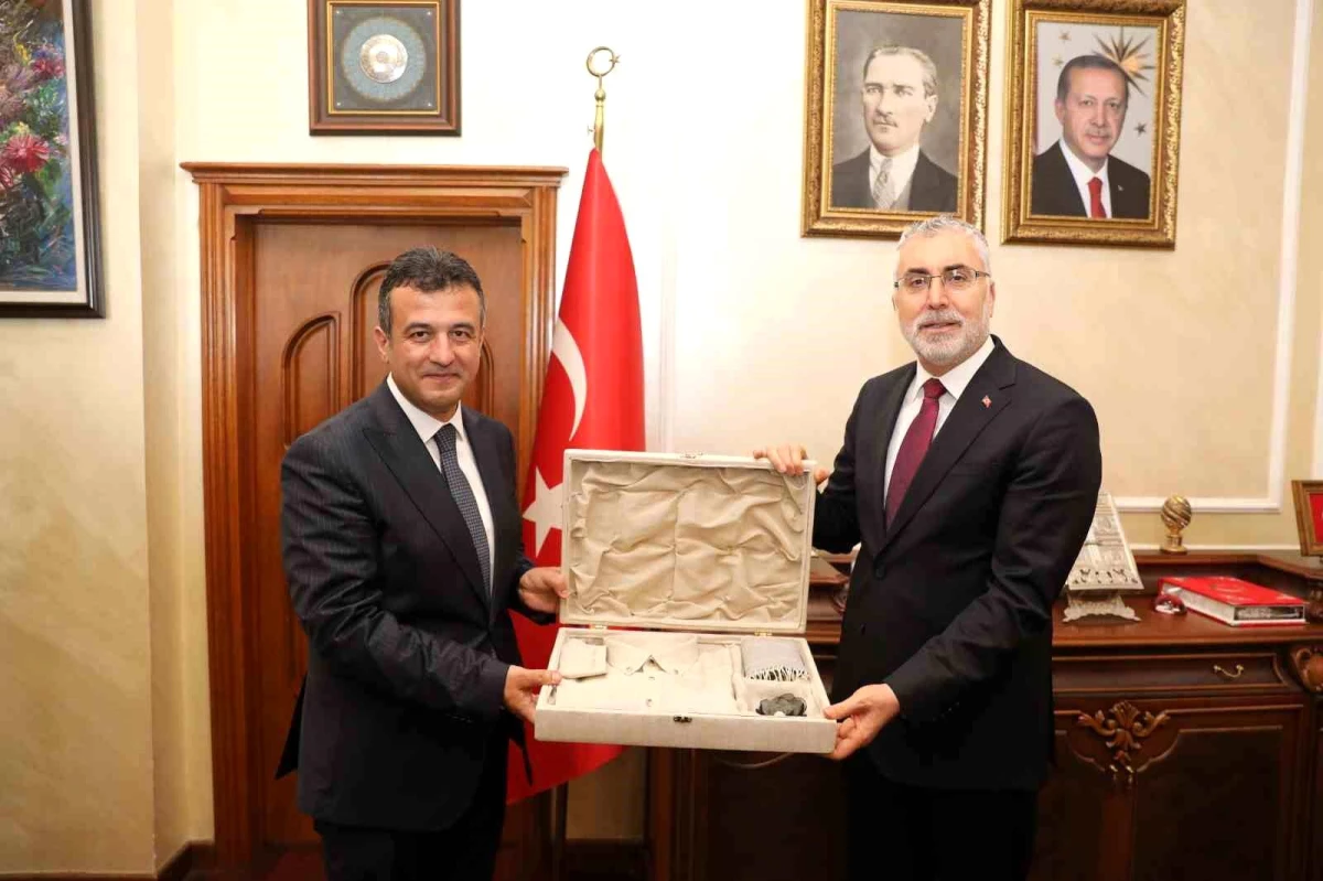 Samsun Büyükşehir Belediye Başkanı Halit Doğan, Çalışma ve Sosyal Güvenlik Bakanı Prof. Dr. Vedat Işıkhan’ı ağırladı