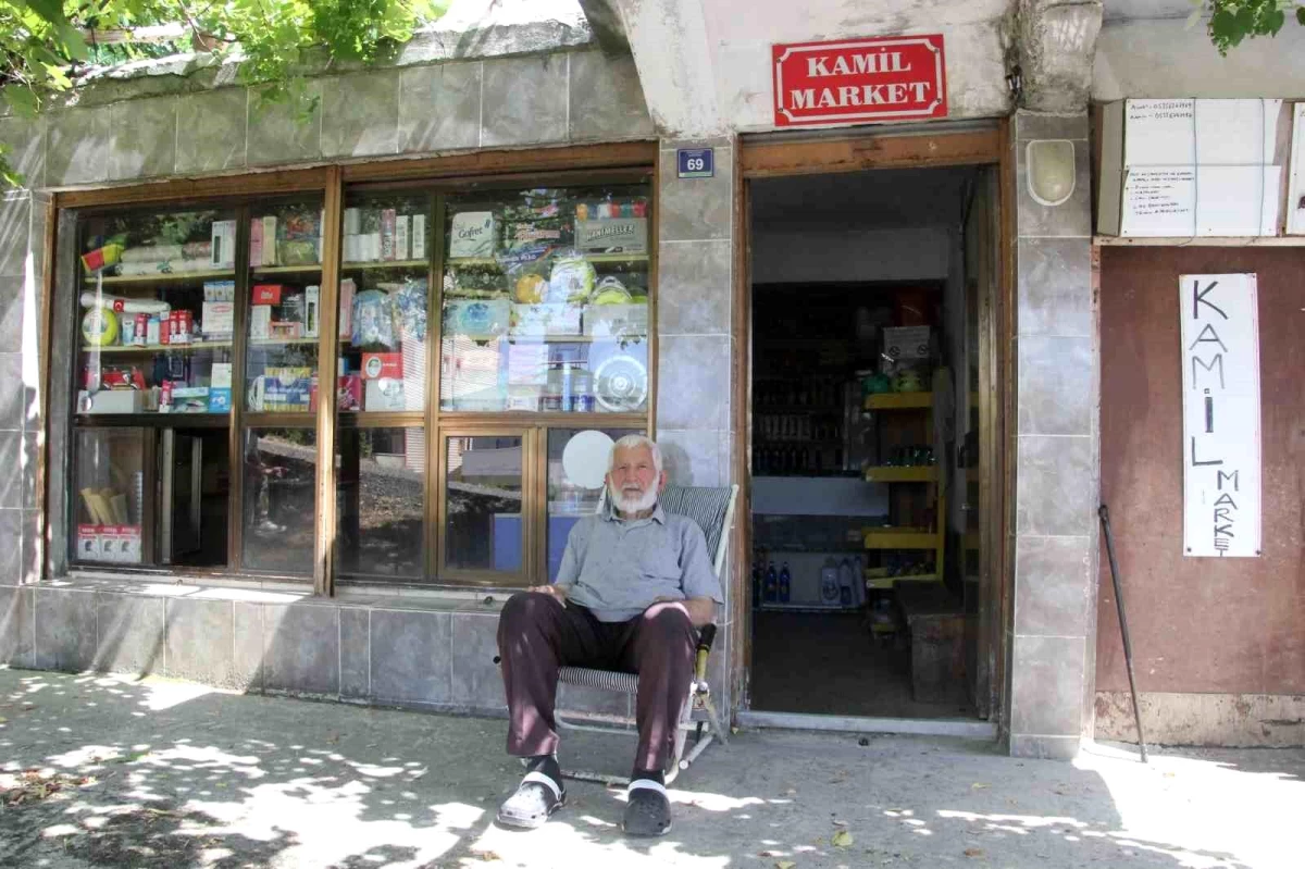 90 Yaşındaki Kamil Verdi, 68 Yıldır Açtığı Bakkalını Hala Çalıştırıyor