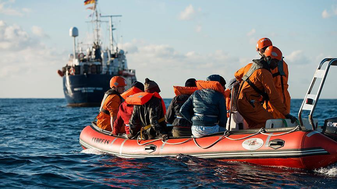 Düzensiz göçmen taşıyan tekne, İtalya’da alabora oldu