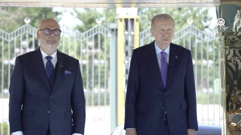 Estonya Cumhurbaşkanı Karis, Türkiye’de; Cumhurbaşkanı Erdoğan, resmî törenle karşıladı