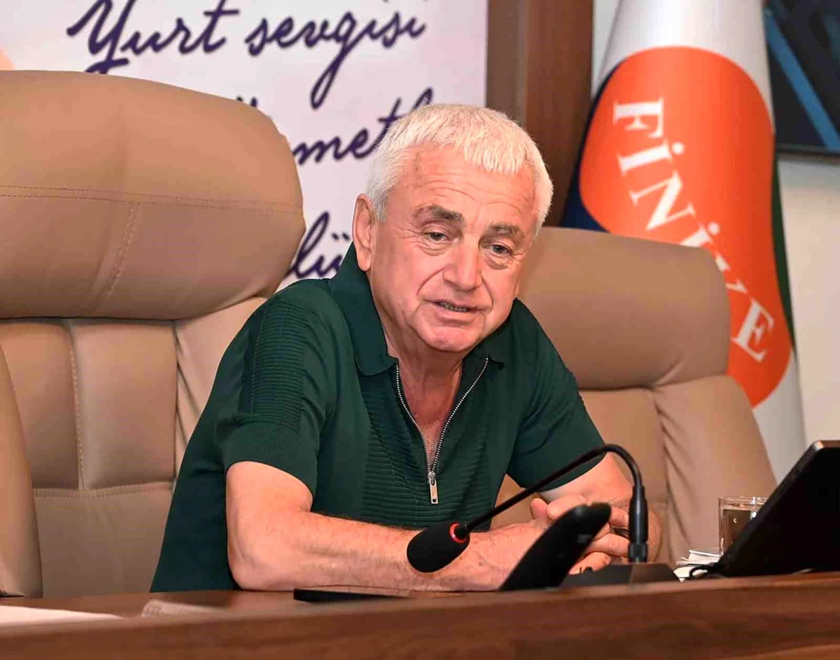 Finike Belediye Başkanı Mustafa Geyikçi, Milli Emlak aracılığıyla TOKİ’ye devredilen arazilerin bedelsiz olmasını eleştirdi