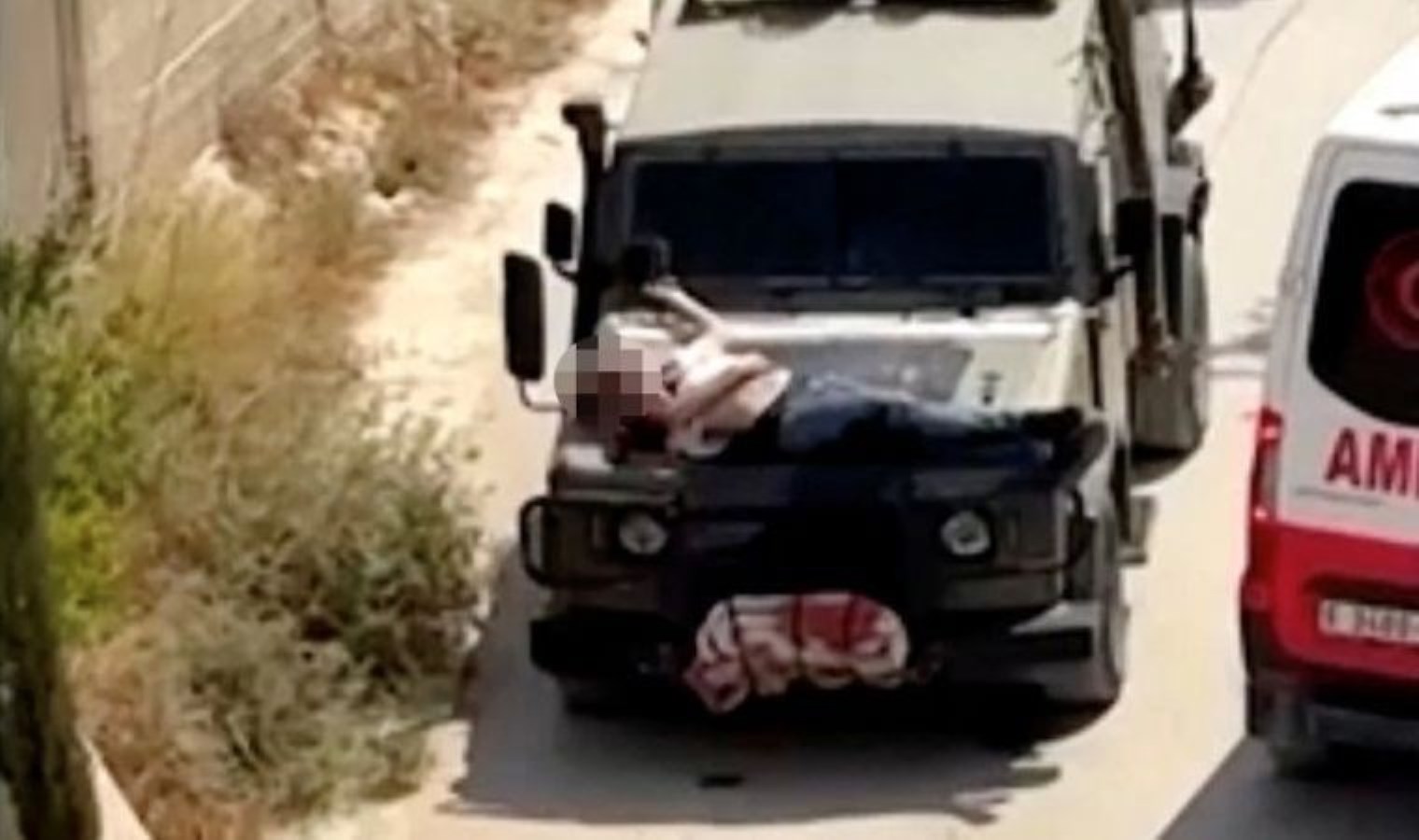 İsrail ordusu soruşturma başlattı: Yaralı Filistinliyi zırhlı aracın önüne bağladılar