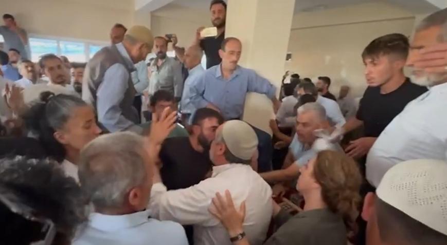 Mardin Valisi Akkoyun’un taziye ziyaretinde çirkin provokasyon! Vatandaşlardan DEM’li vekile tepki
