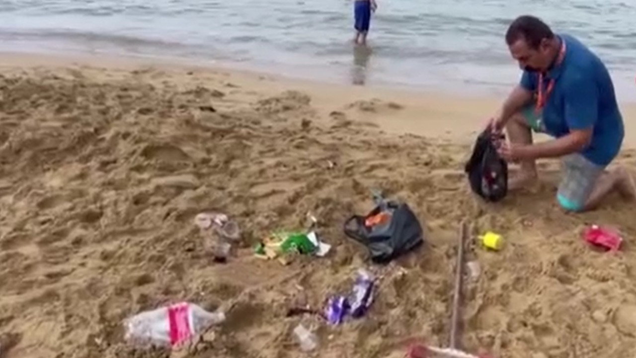 Tatilcilerin bıraktığı çöpe sitem etti: Plaj işletmecisi kendisi temizledi