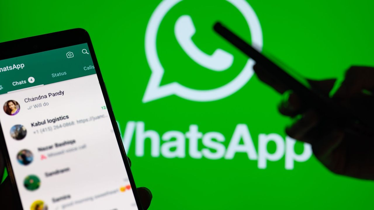 WhatsApp’a yeni bir çıkartma paketi geldi, ama sadece kızlar için
