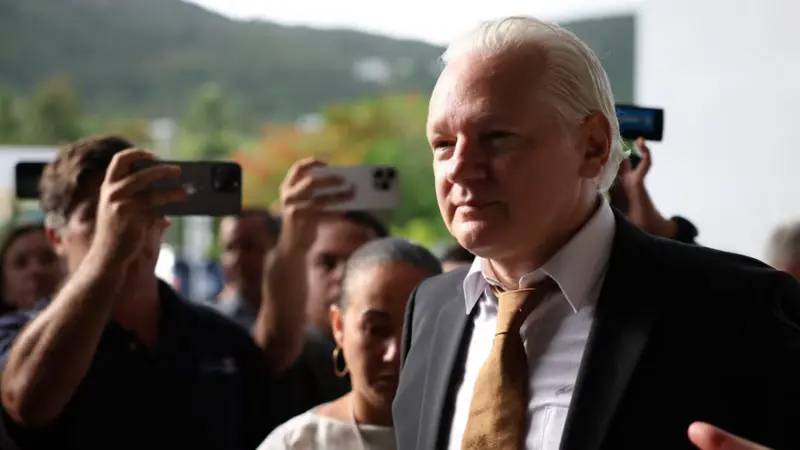 WikiLeaks’in kurucusu Julian Assange, ABD’yle yaptığı anlaşma gereği serbest bırakıldı, ülkesine geri dönüyor