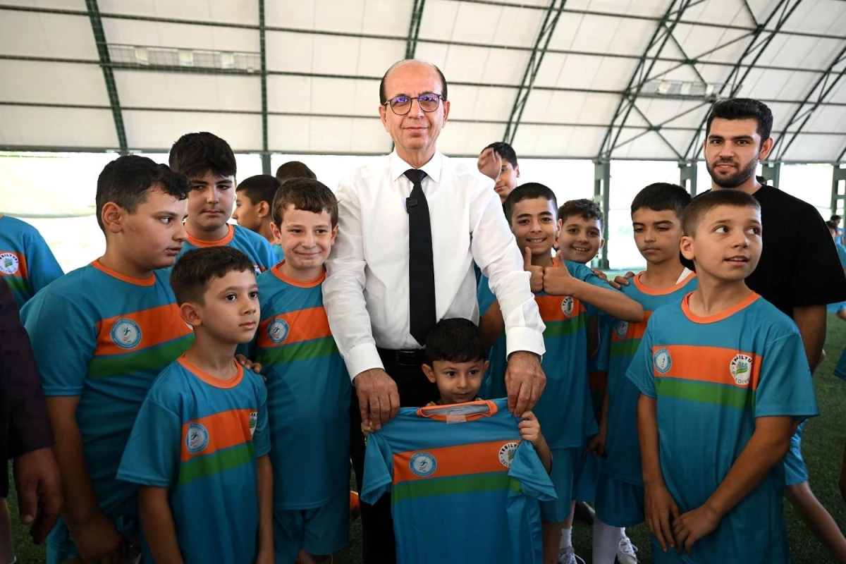 Yeşilyurt Belediye Başkanı Prof. Dr. İlhan Geçit, Yaz Spor Okulları Futbol Kursunu Ziyaret Etti