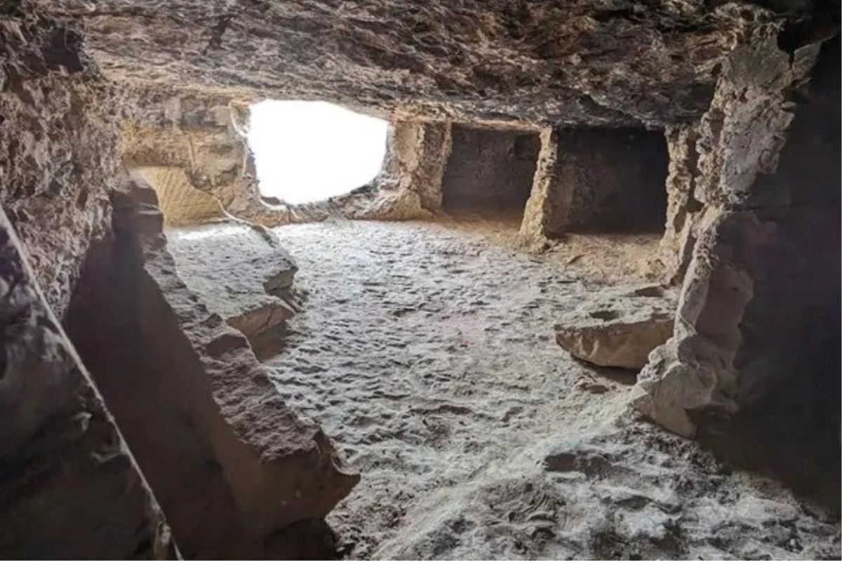 Mısır’da ‘Ölüler Şehri’ olarak bilinen bir alanda 300’den fazla mumya ile dolu antik bir mezarlık bulundu