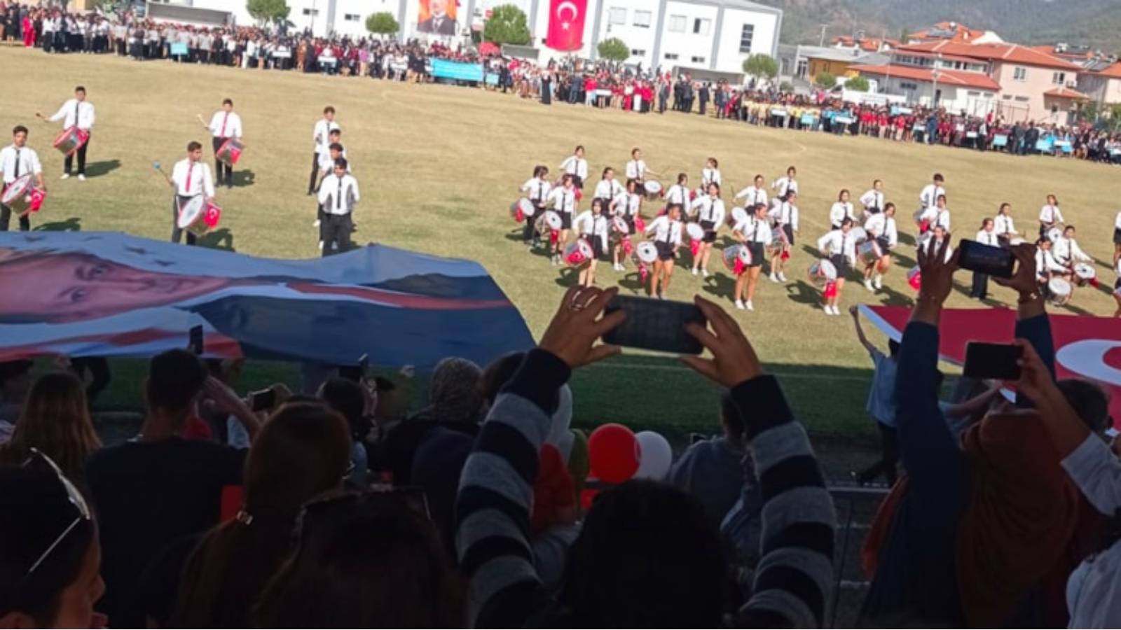 Atatürk’ün posterine yer verilmeyen geçiş töreninde, öğrencilere Erdoğan’ın fotoğrafı taşıtıldı