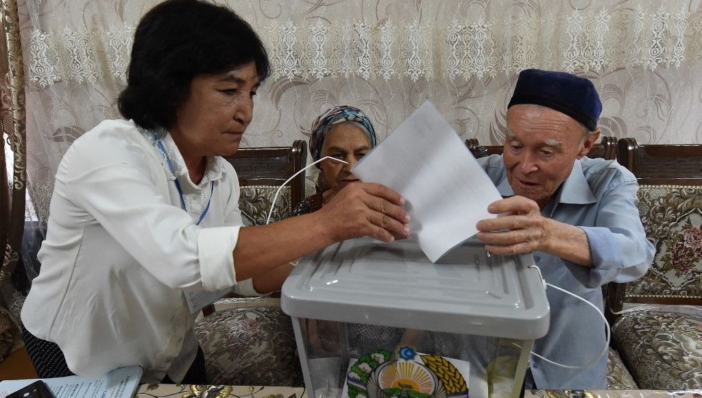 Özbekistan halkı, genel seçim için sandık başında