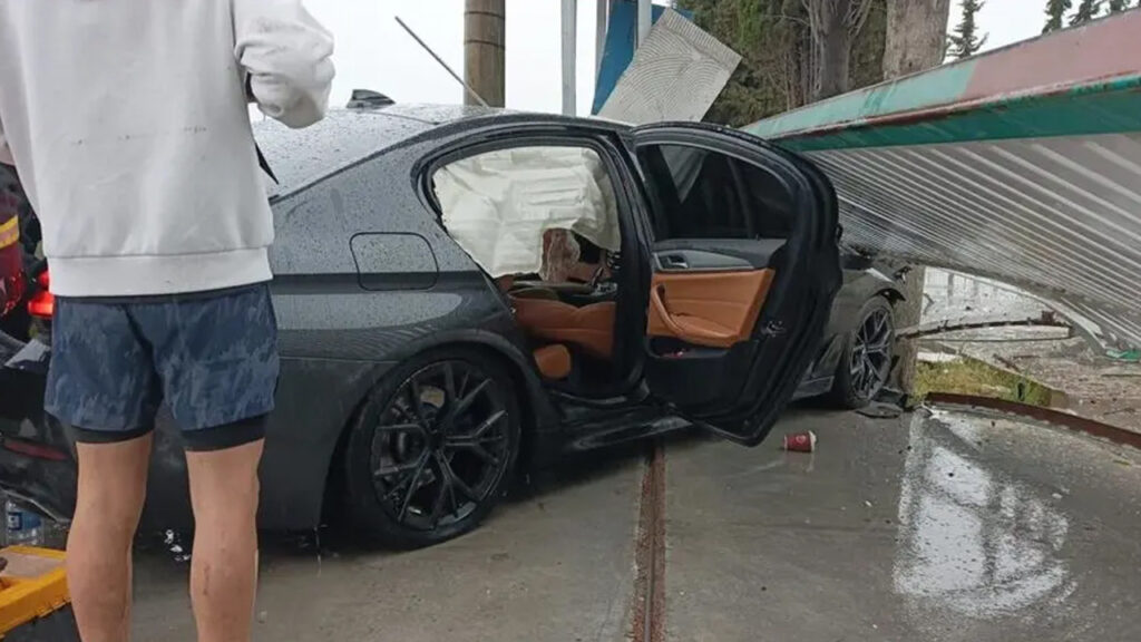Tehlikeli Yolculuk: Kamyon Kasasına Tutunan İki Kişi Kamerada