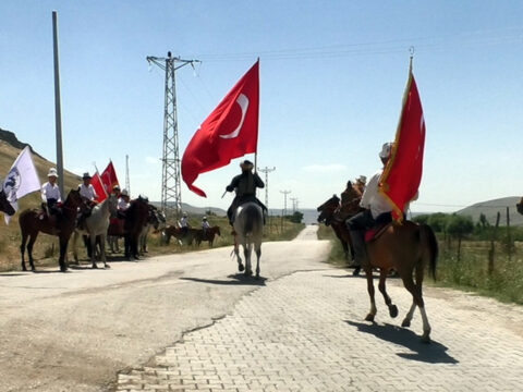 Turk dunyasinin kalbi erciste atti 35nci yilda 35 atla karsilandi lz3ByXf5